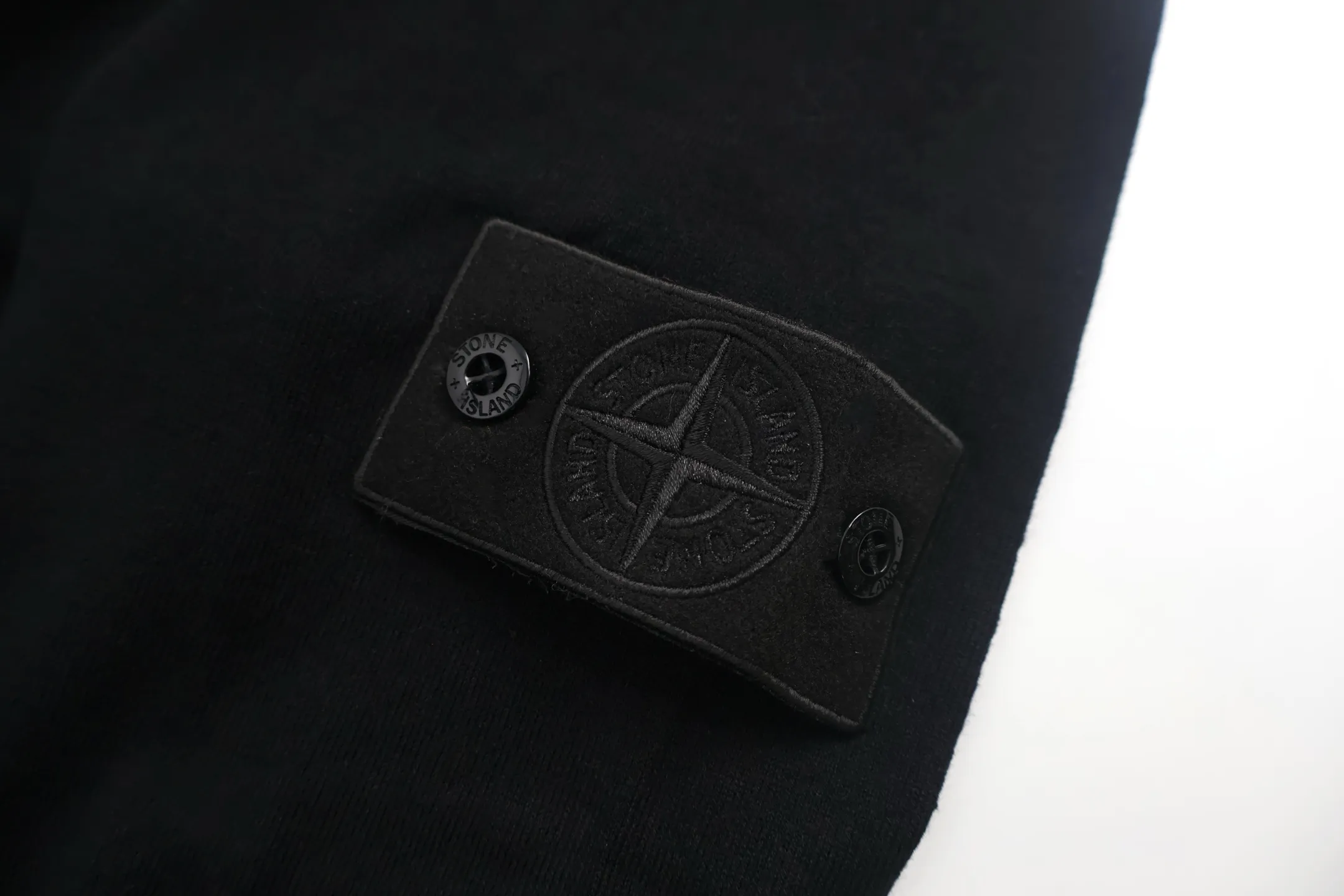 P490 Stone Island knitted long-sleeved Polo shirt. The fabric is made of 60-count ultra-fine wool fabric. The fabric composition is 80% wool and 20% cotton. High content of wool, light and warm. The original 1:1 development of the Stone Island badge armband is done with machines imported from Behringer. The buttons are electroplated and engraved and then blackened and painted, and the logo is laser engraved. The buttons are the same size as the original. Washing water removes wool impurities - fixes the color - and fixes the pattern. Size:S-M-L-XL